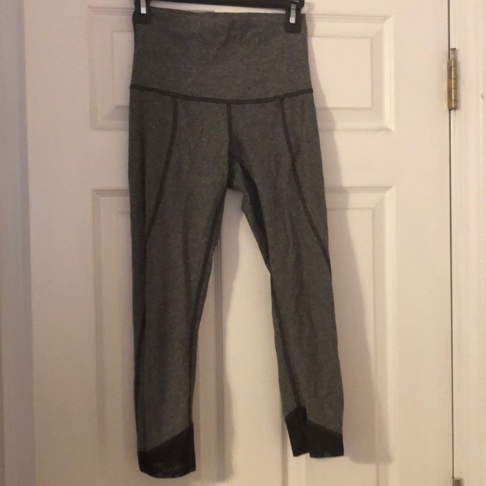 Lululemon black/gray sz 6 Capri leggings like new